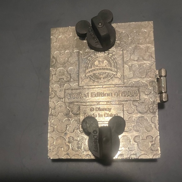 Hercules Pop Up Book Pin - Disney - Picture 3 of 3